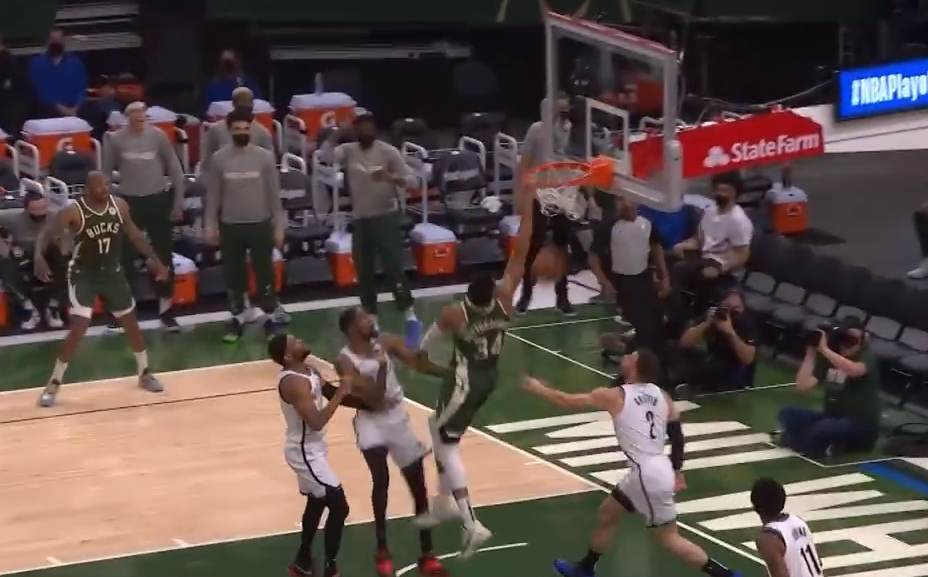  字母哥暴扣统治禁区，雄鹿主场大胜篮网巩固联盟第一